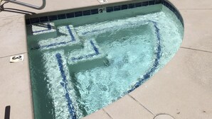 Ein Schwimmbecken mit blauen Bahnmarkierungen und einer Tiefenanzeige von 3 Fuß.
