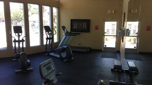 Ein Fitnessraum mit Laufbändern, Ergometer und einem Crosstrainer.