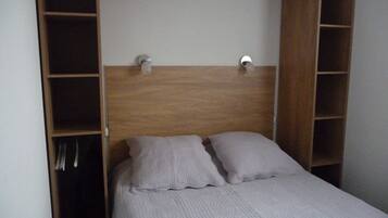1 slaapkamer, een strijkplank/strijkijzer