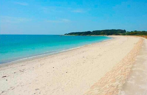 Between port and beach, small residence with calm, 100m from the sea