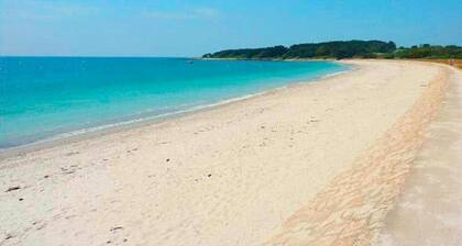 Between port and beach, small residence with calm, 100m from the sea