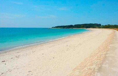 Between port and beach, small residence with calm, 100m from the sea