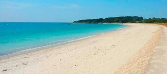 Between port and beach, small residence with calm, 100m from the sea