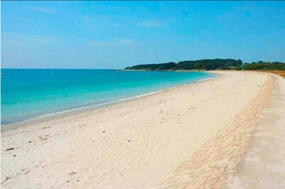 Between port and beach, small residence with calm, 100m from the sea