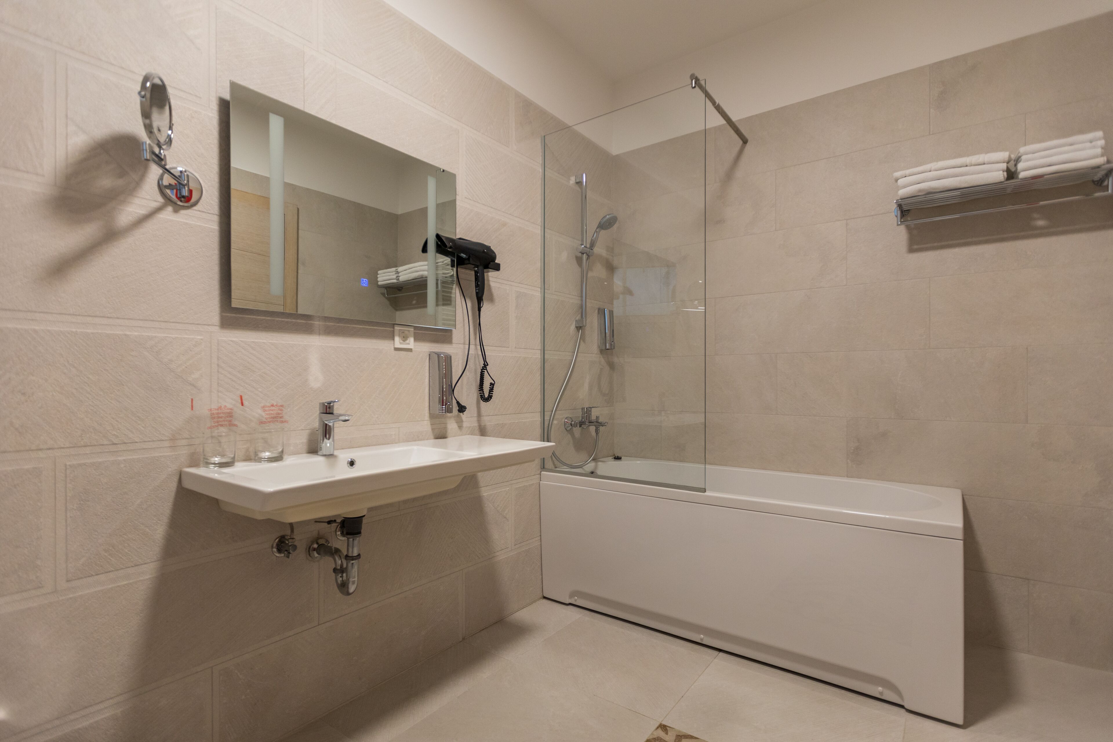 Een diep bad, gratis toiletartikelen, een haardroger, badjassen