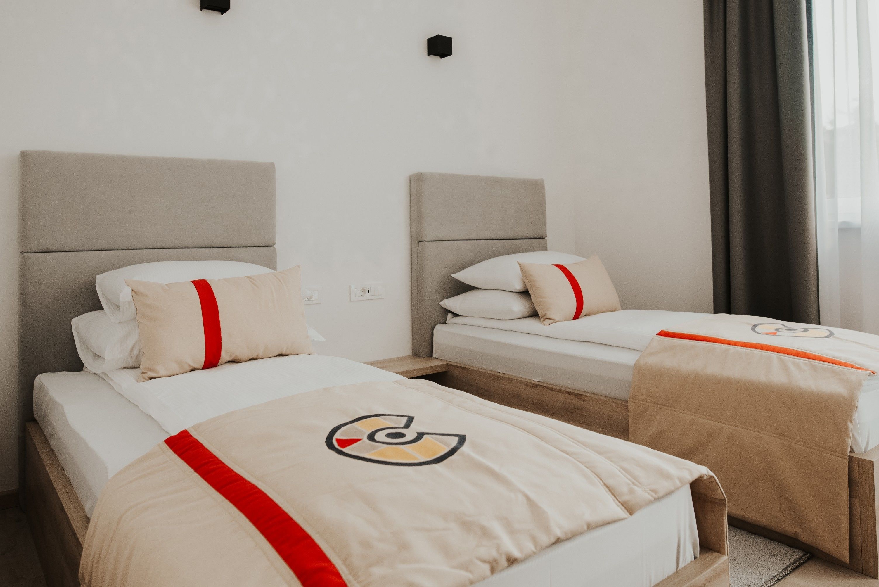 Penthouse, 4 chambres, vue ville | Coffres-forts dans les chambres, rideaux occultants