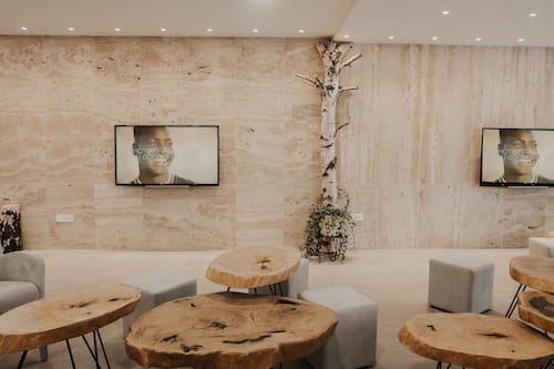 Coin salon dans le hall