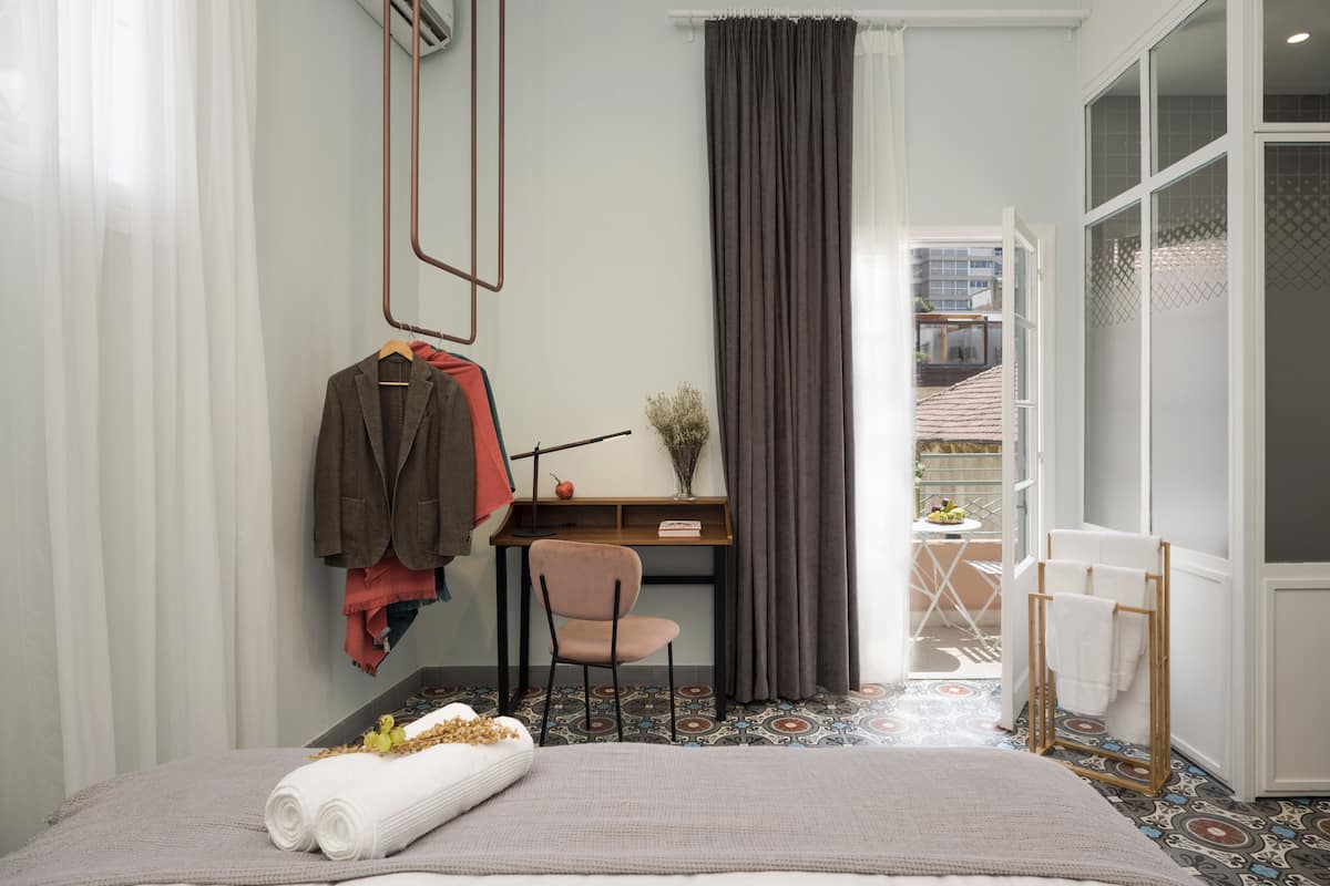 Lost in Gemmayzeh, Balcony View | Luxe beddengoed, donzen dekbedden, bedden met traagschuimmatras