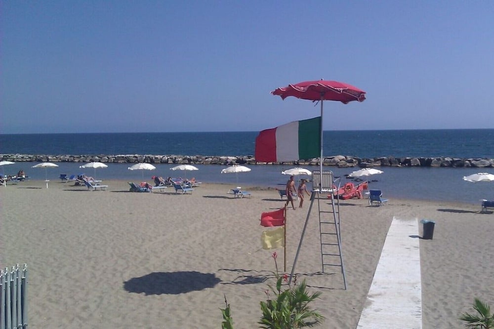CHARMING APARTMENT IN THE VILLA A FEW STEPS FROM THE SEA