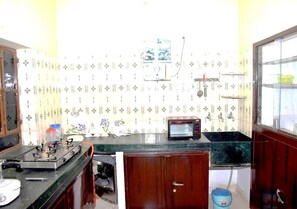 Microondas, horno, lavavajillas y cafetera o tetera