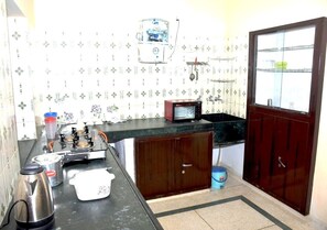 Microwave, oven, dishwasher, coffee/tea maker