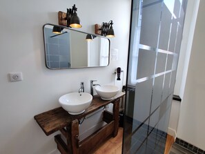 Doppelzimmer (La Terrasse) | Waschbecken im Bad