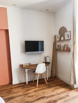 Double Room (La Nature) | Living area | Flat-screen TV