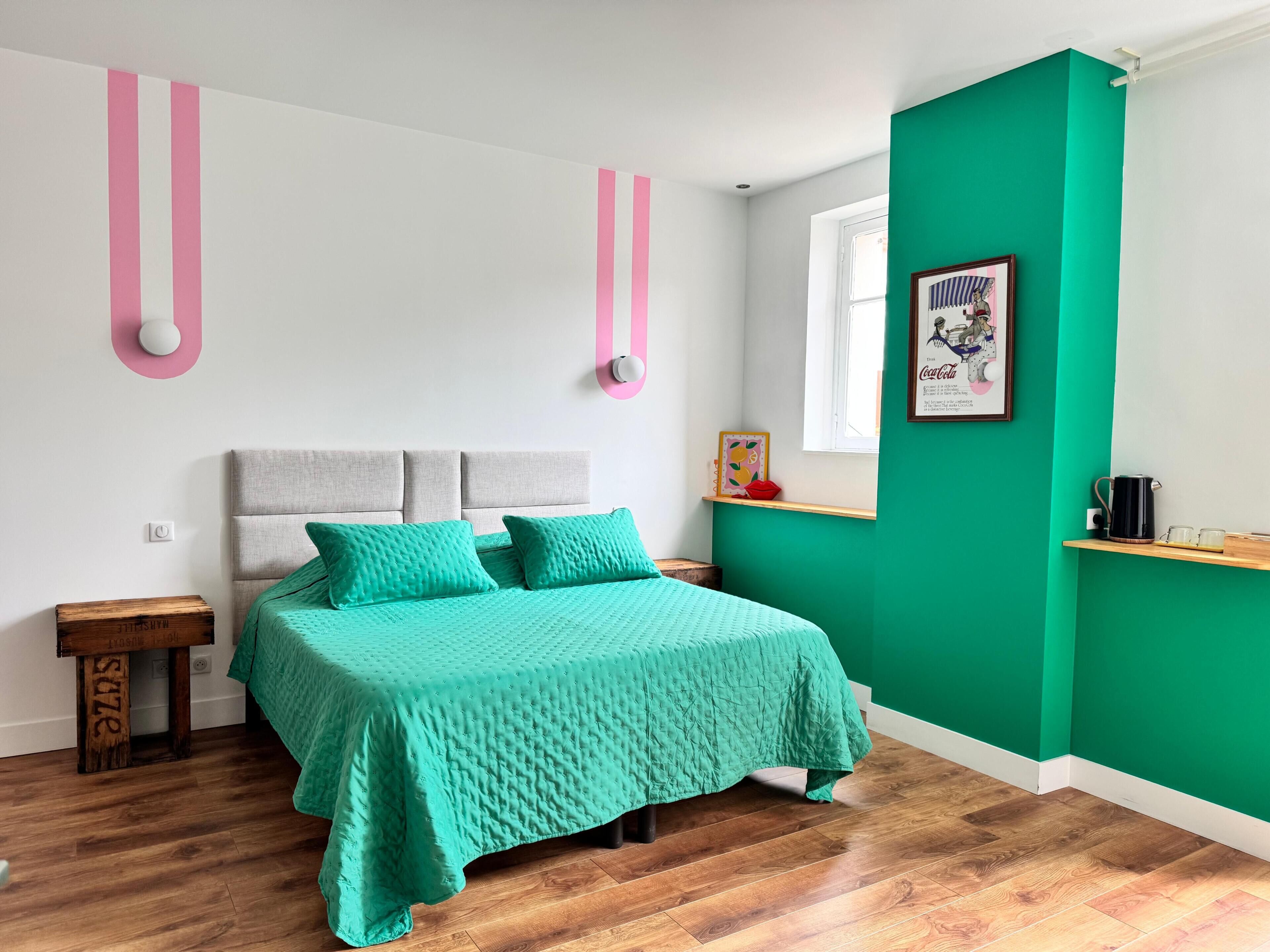 Una camera da letto con un letto, un comodino, una mensola con un quadro e una finestra.