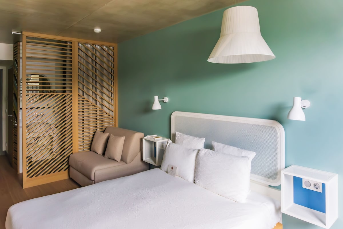 Habitación triple Premium | Ropa de cama de alta calidad, edredones de plumas, caja fuerte