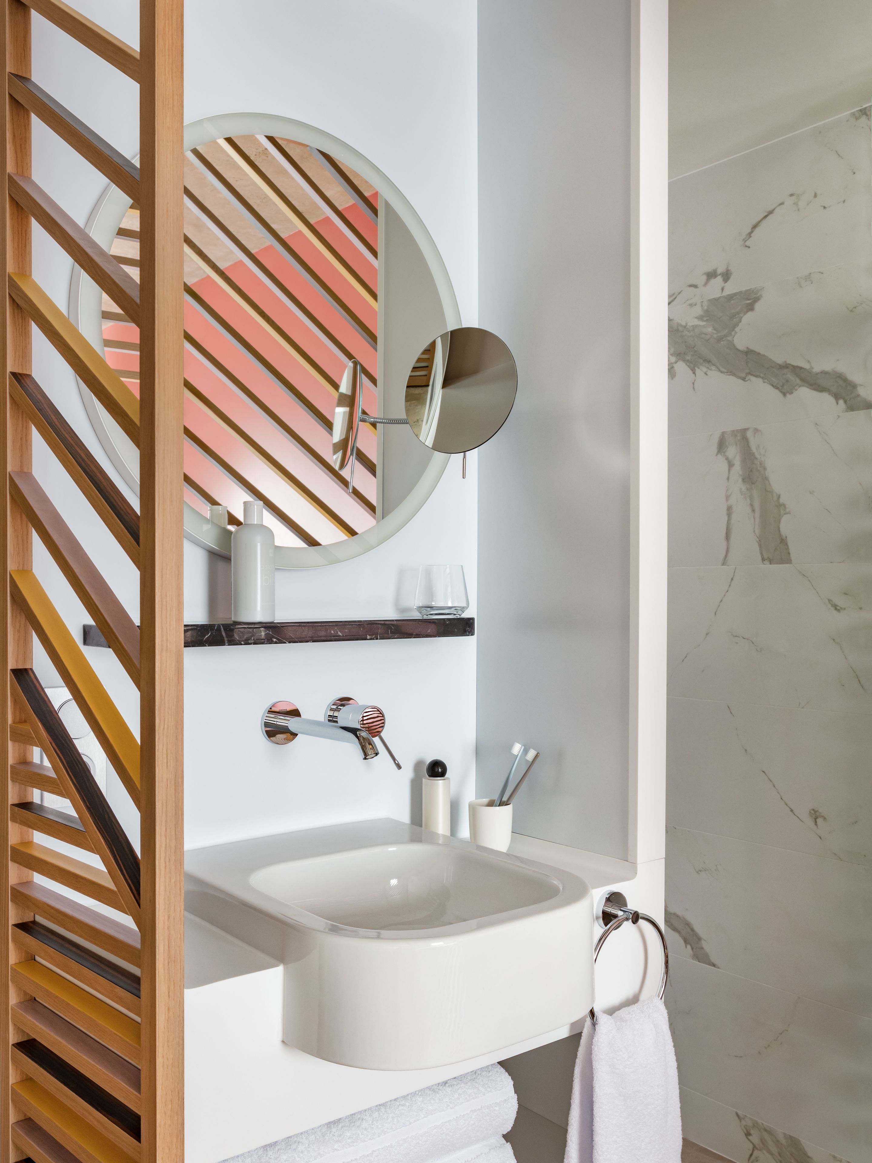 shower, rainfall showerhead, free toiletries, hair dryer