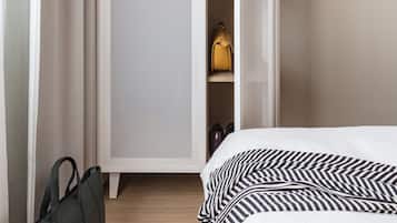 Une chambre avec un lit, une armoire et un bureau.