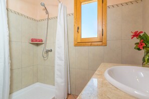 Duschwanne, Haartrockner, Bidet, Handtücher