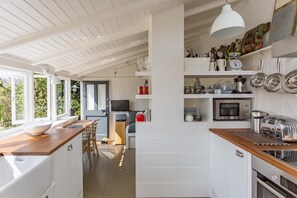 Antonia's Pearls, The Sea Cabin | Premium bedding, individually decorated, individually furnished - Antonia's Pearls (St Austell)