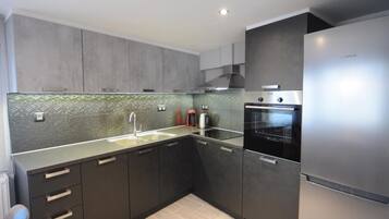 冷蔵庫、電子レンジ、オーブン、コンロ