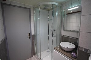 Double Room, Mountain View (Aurore) | Bathroom | Shower, rainfall showerhead, free toiletries, hair dryer - Chambres d'hôtes Les Jumeaux (Granges-Aumontzey)