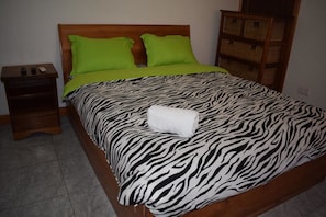 Kamar Double Standar | Selimut bulu angsa, tirai kedap cahaya, dan tempat tidur lipat/tambahan
