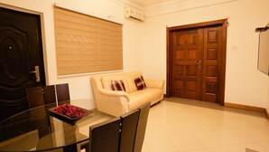 Apartment, 2 Bedrooms | Living room | 40-inch LED TV with digital channels, TV - Van Der Salle (Accra)