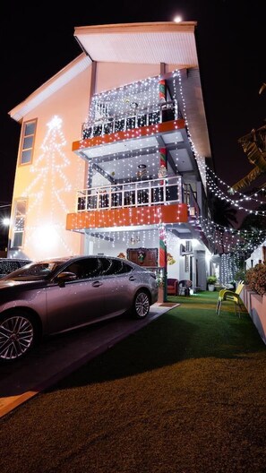 Façade de l’hébergement - soirée/nuit