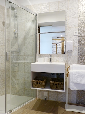Superior Double Room (Alhondiga) | Bathroom | Shower, towels - Pensión Lo Bilbao (Bilbao)
