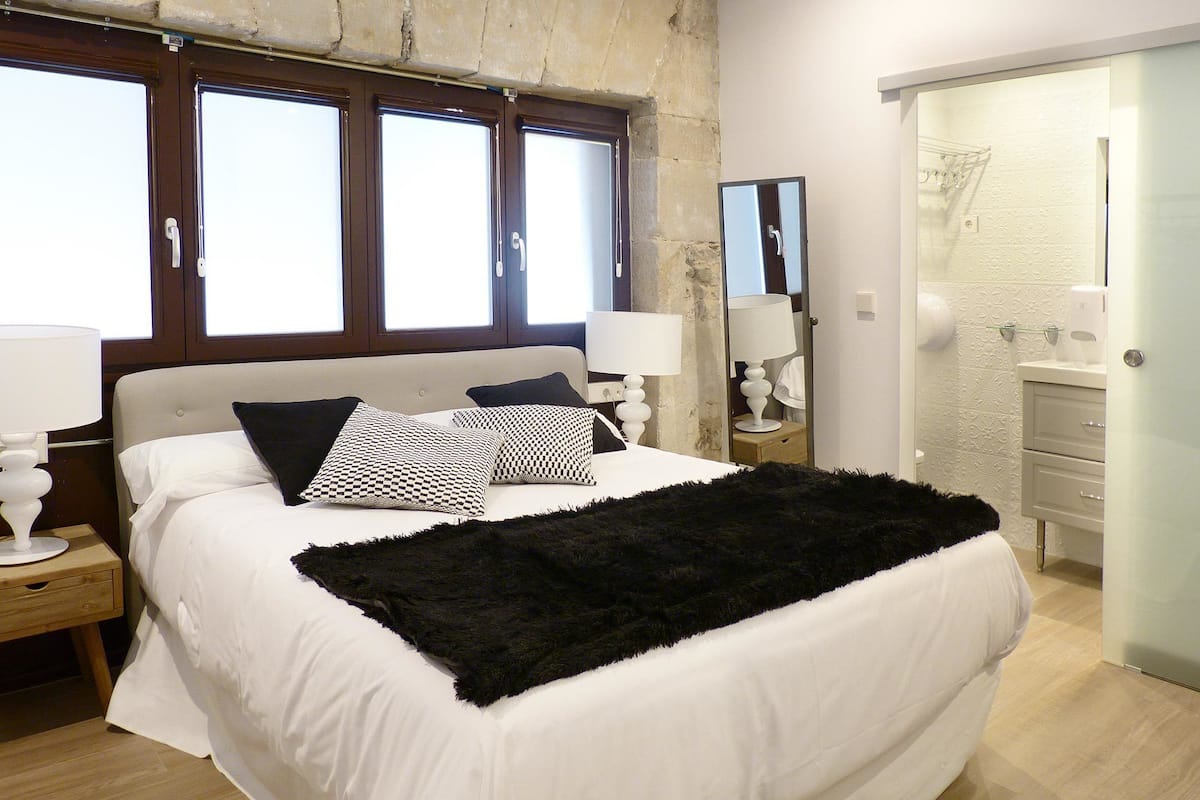 Deluxe Double Room (Guggenheim) | 1 bilik tidur, peralatan tempat tidur premium, gebar bulu kapas 