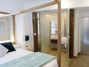 Superior Double Room (Alhondiga) | 1 bedroom, premium bedding, down comforters, Select Comfort beds - Pensión Lo Bilbao (Bilbao)