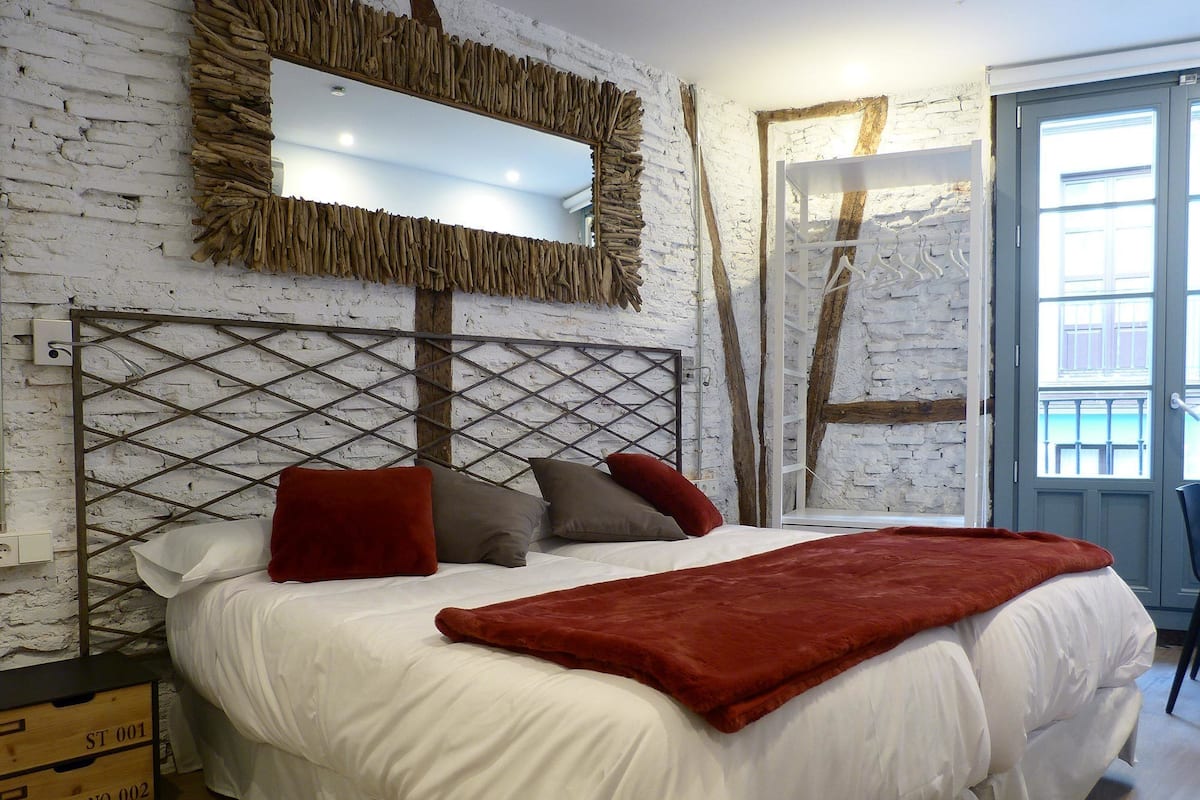 Deluxe Twin Room (Zazpi Kale) | 1 bilik tidur, peralatan tempat tidur premium, gebar bulu kapas 
