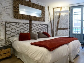 Deluxe Twin Room (Zazpi Kale) | 1 bedroom, premium bedding, down comforters, Select Comfort beds - Pensión Lo Bilbao (Bilbao)