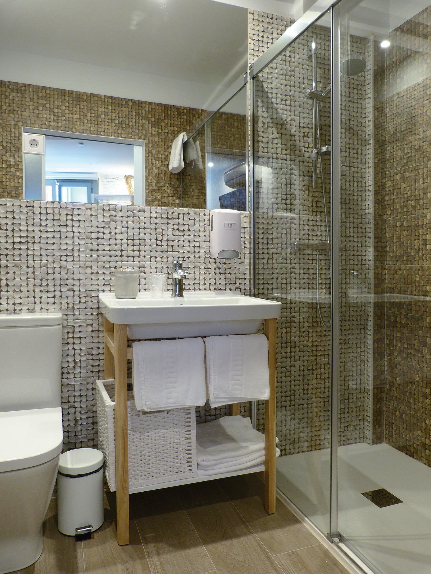Deluxe Twin Room (Zazpi Kale) | Bathroom | Shower, towels