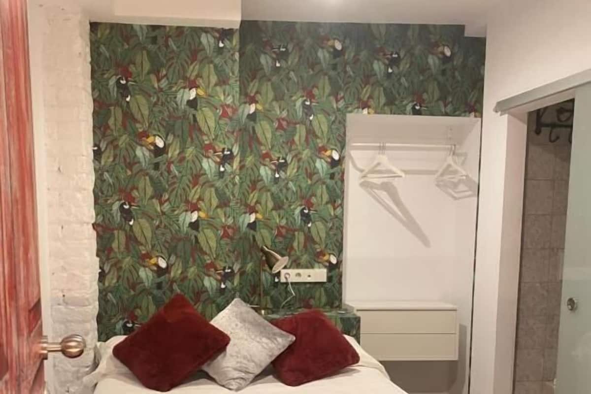 Standard-Einzelzimmer (Interior - Carola) | 1 Schlafzimmer, hochwertige Bettwaren, Daunenbettdecken