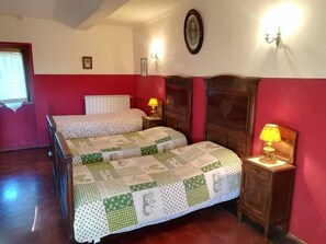 Iron/ironing board, bed sheets