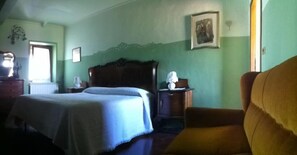 Iron/ironing board, bed sheets