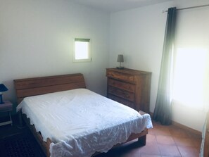 1 slaapkamer, een strijkplank/strijkijzer, reisbedje, gratis wifi