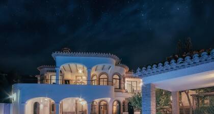 Villa andalouse et piscine chauffée, vue sur mer