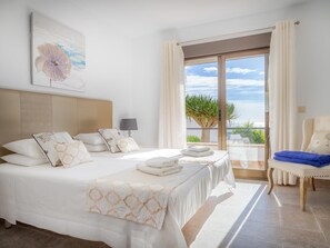 4 bedrooms, iron/ironing board, internet, bed sheets - Andalusian villa with heated pool,sea view (Salobreña)