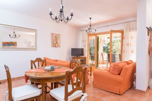 TV, books - LLAC GRAN - Chalet with terrace in Port d'Alcudia. Free WiFi (Port d´Alcudia)