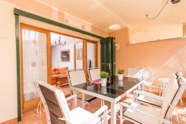 Outdoor dining - LLAC GRAN - Chalet with terrace in Port d'Alcudia. Free WiFi (Port d´Alcudia)