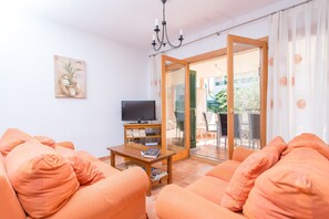 TV, books - LLAC GRAN - Chalet with terrace in Port d'Alcudia. Free WiFi (Port d´Alcudia)