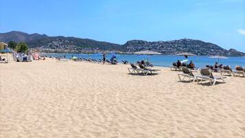 Vlak bij het strand, ligstoelen aan het strand