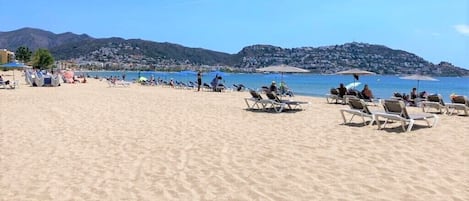 Plage à proximité, chaises longues