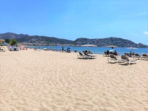 In StrandnĂ€he, LiegestĂŒhle