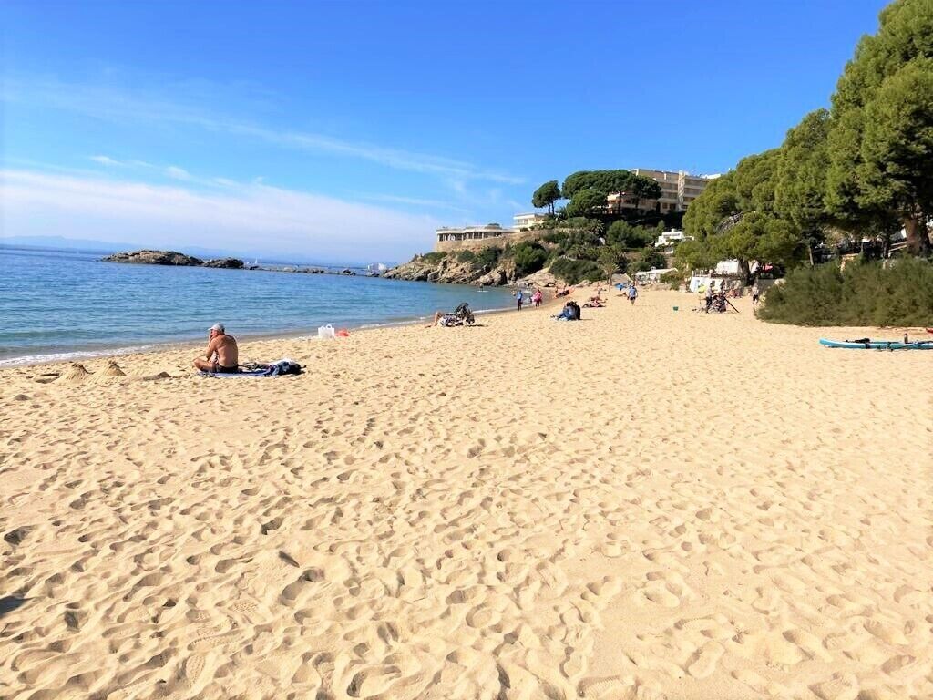 Beach nearby, sun loungers