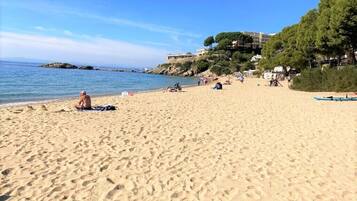 Vlak bij het strand, ligstoelen