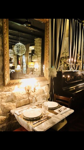 Daily continental breakfast (EUR 10.00 per person)