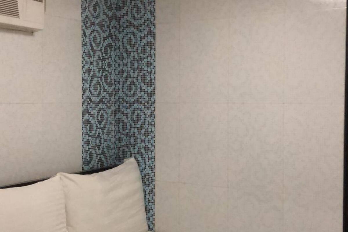 Laptop workspace, blackout curtains, free WiFi, bed sheets